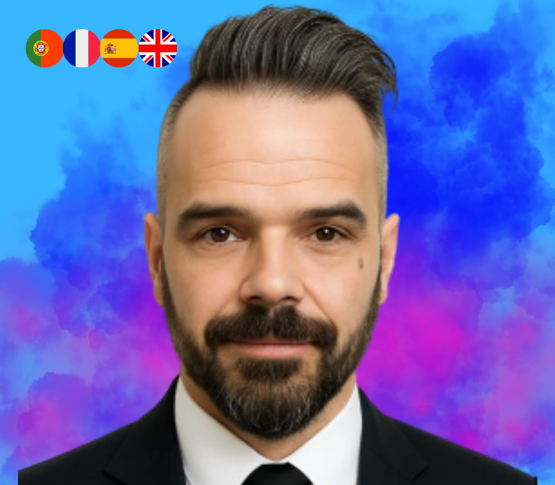 Portrait professionnel d'un homme en costume sur un fond coloré dégradé.
