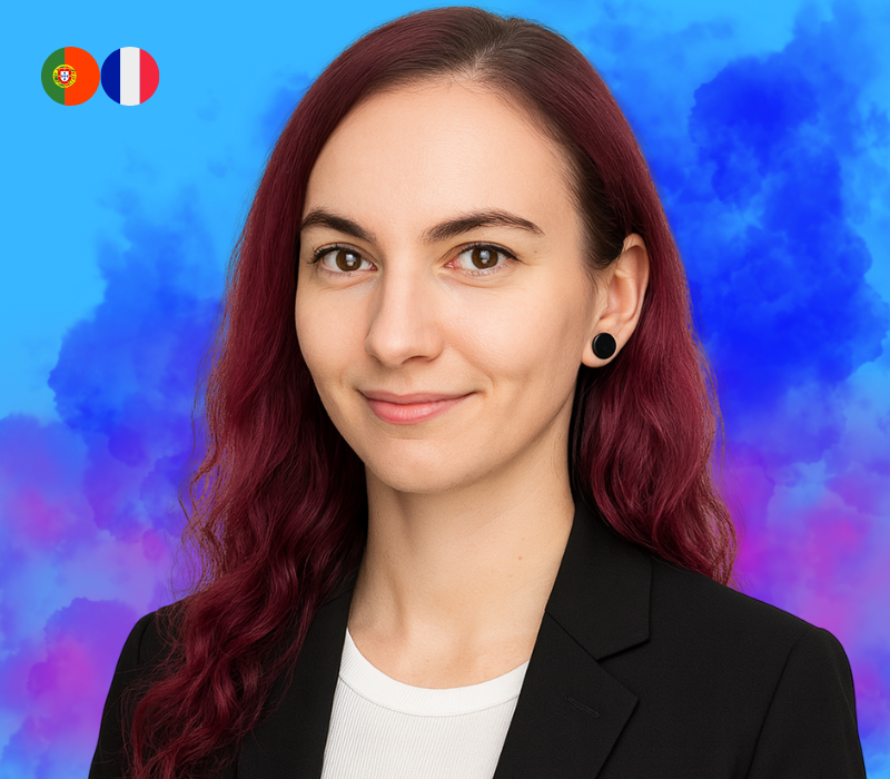 Portrait professionnel d'une femme souriante en tenue élégante sur un fond dégradé coloré.
